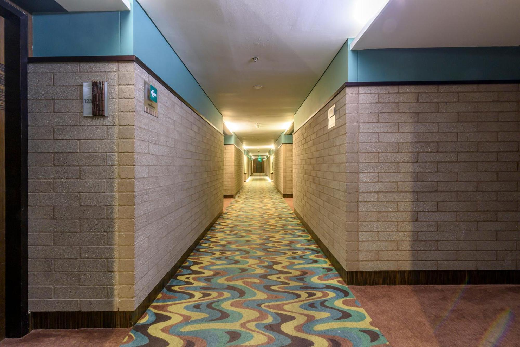 ディエス ホテル メデジン エクステリア 写真 A corridor in the hotel