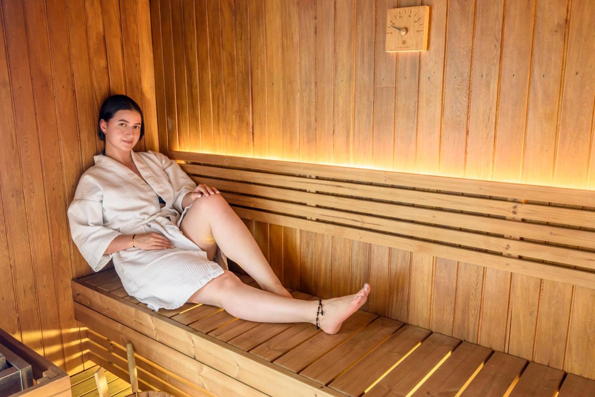ディエス ホテル メデジン エクステリア 写真 A woman in a sauna