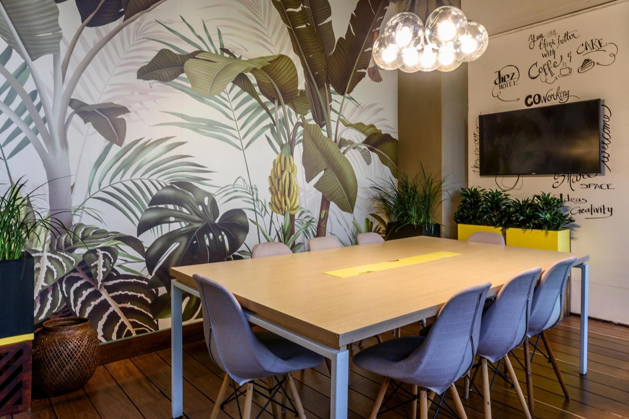 ディエス ホテル メデジン エクステリア 写真 Meeting room at the company's headquarters in Madrid
