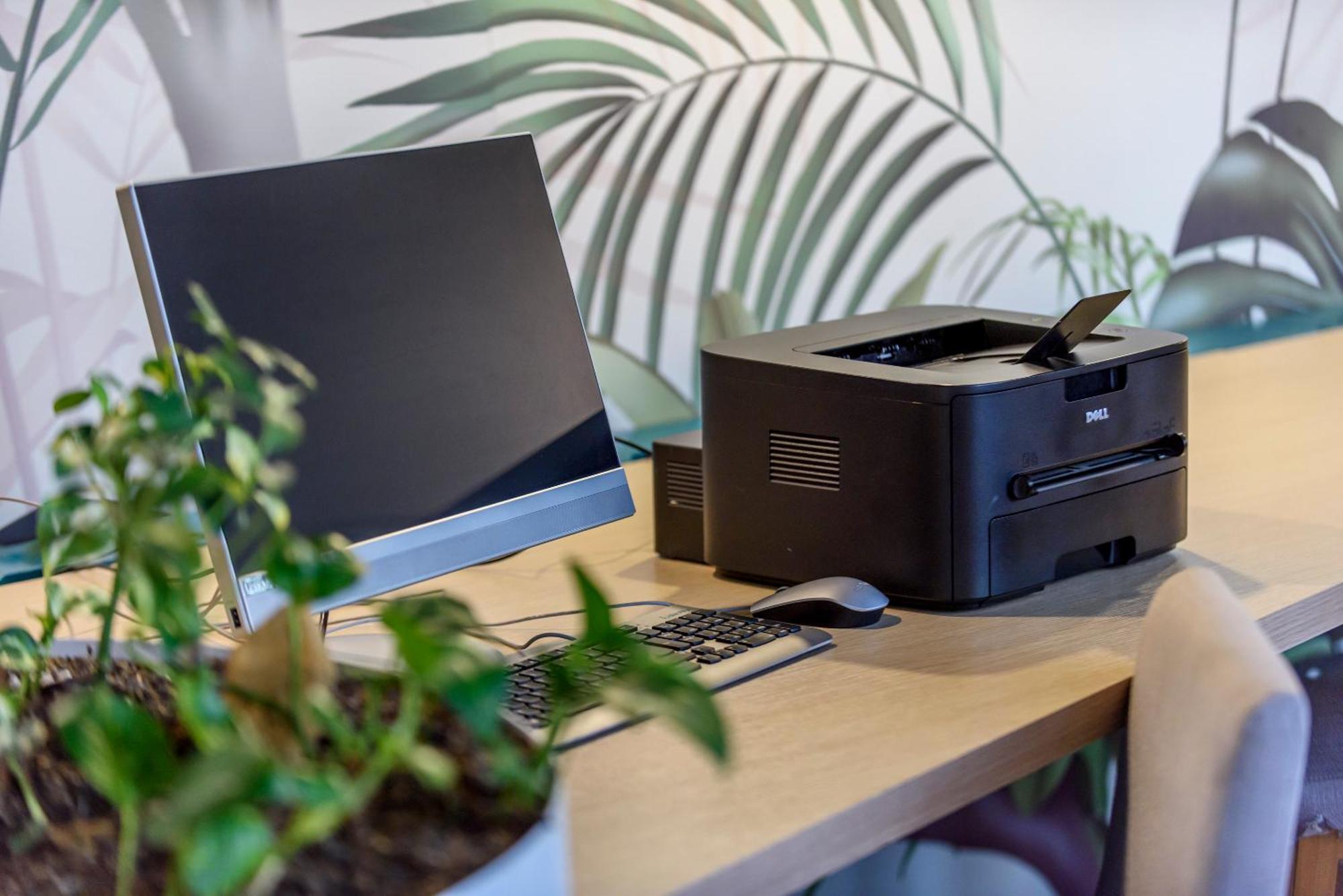 ディエス ホテル メデジン エクステリア 写真 A computer and printer