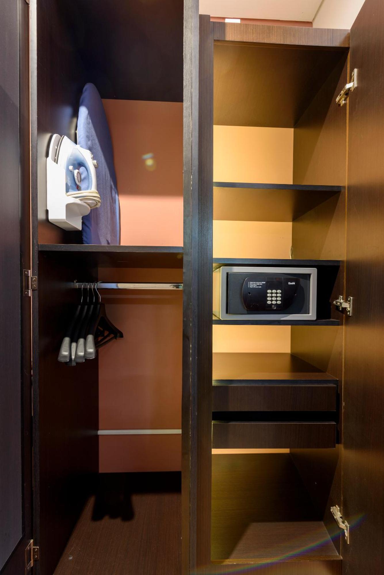 ディエス ホテル メデジン エクステリア 写真 A safe in a hotel room