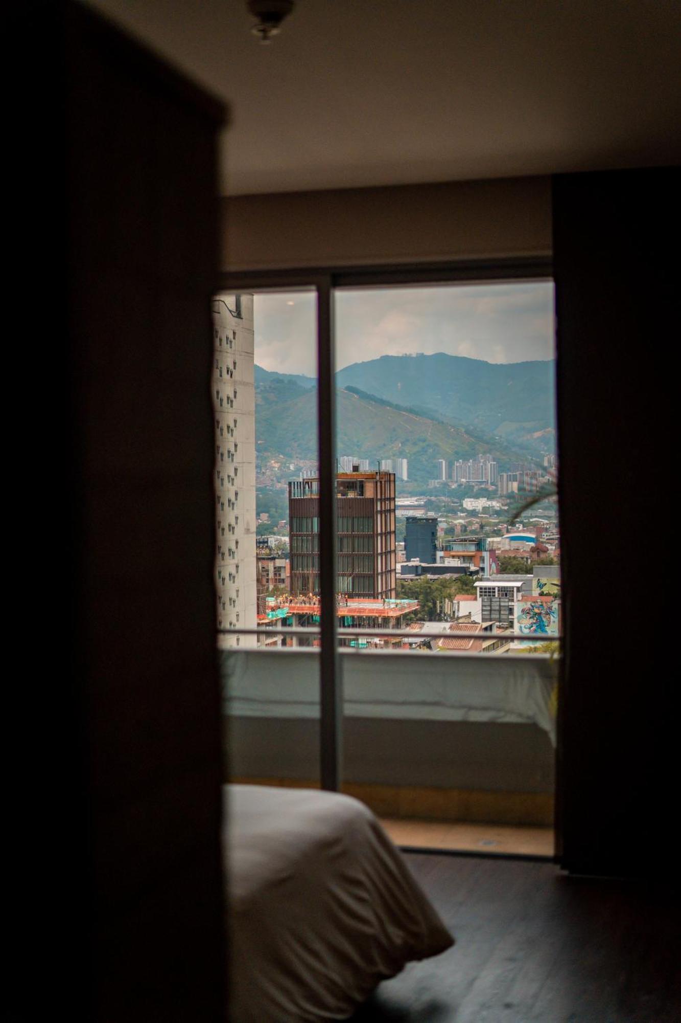 ディエス ホテル メデジン 部屋 写真 View of the city from a hotel