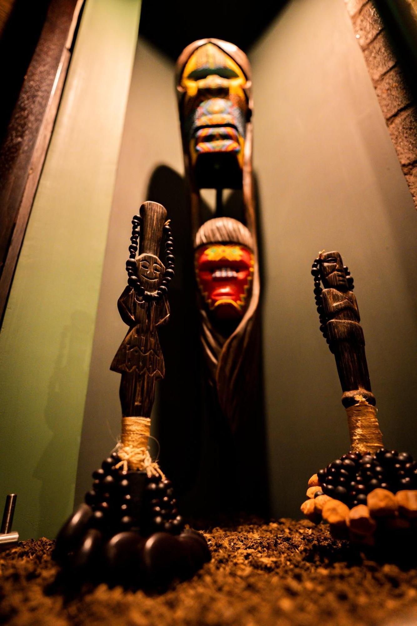 ディエス ホテル メデジン エクステリア 写真 A Voodoo priest